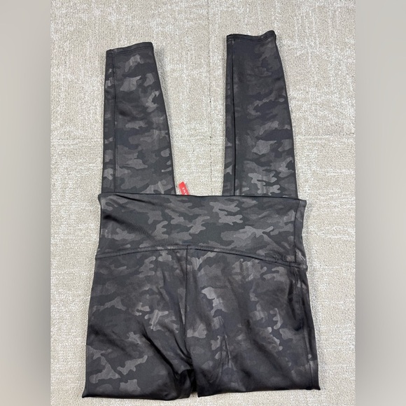 Spanx Black Camo Pull on Shiny Ankle Length Womens Legging Size Lg - Picture 6 of 7